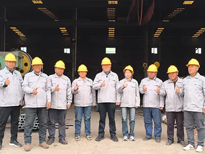 فريق الإنتاج: سواعد القوة والدقة الهندسية