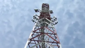 برج من المقاطع الحديدية الزاوية بثلاث أرجل