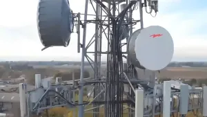 برج هيكلي ثلاثي الأرجل من مواسير فولاذية