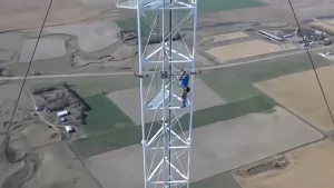 برج اتصالات مشدود بكابلات فولاذية – نموذج 3