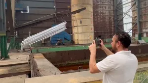 شفافية الجودة: مراقبة أحد العملاء لمرحلة المعالجة الكيميائية