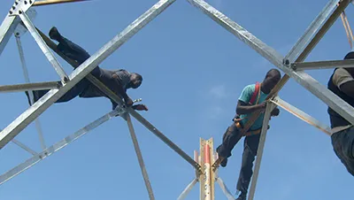 برج اتصالات من الفولاذي الزاويّ (الحديد الزاوية) ثلاثي القوائم - ارتفاع 50 متر