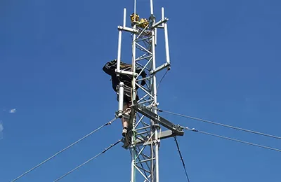 برج اتصالات مدعم بأسلاك الشد (مشدود بأسلاك تثبيت)، بارتفاع 50 متر