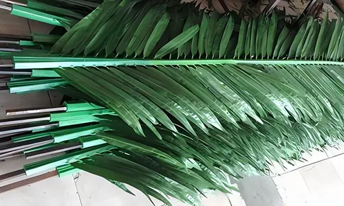 سارية اتصالات تجميلية بتصميم النخلة العربية (مناسبة للبيئة الصحراوية ومقاومة للرياح)